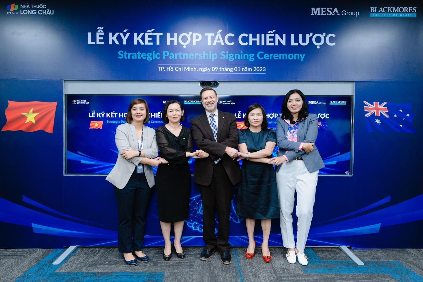 Australian Ambassador to Vietnam Mr. Andrew Goledzinowski, representative of the Consulate as well as the Vietnam - Australia Chamber of Commerce shake hands with FPT Long Chau representative at the signing ceremony